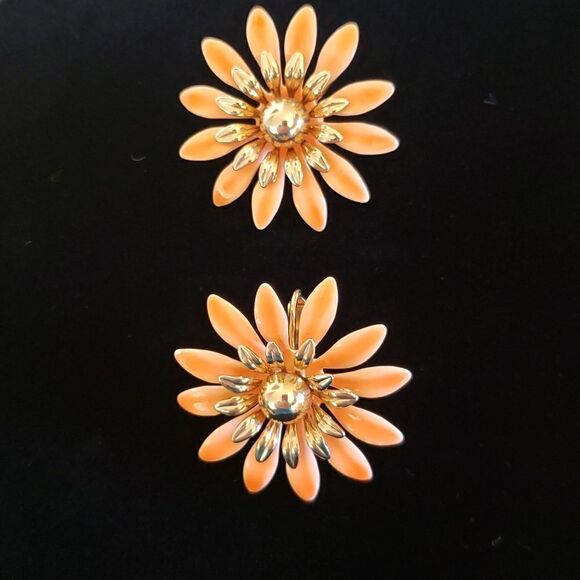 Beautiful Vintage Signed Sarah Coventry Orange Daisy Clip Earrings - Picture 7 of 8